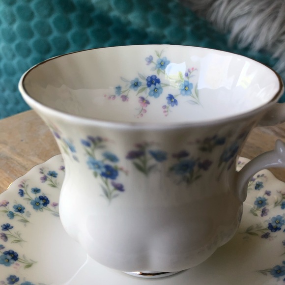 Royal Albert ‘Memory Lane’ teacup & saucer set - Picture 12 of 13